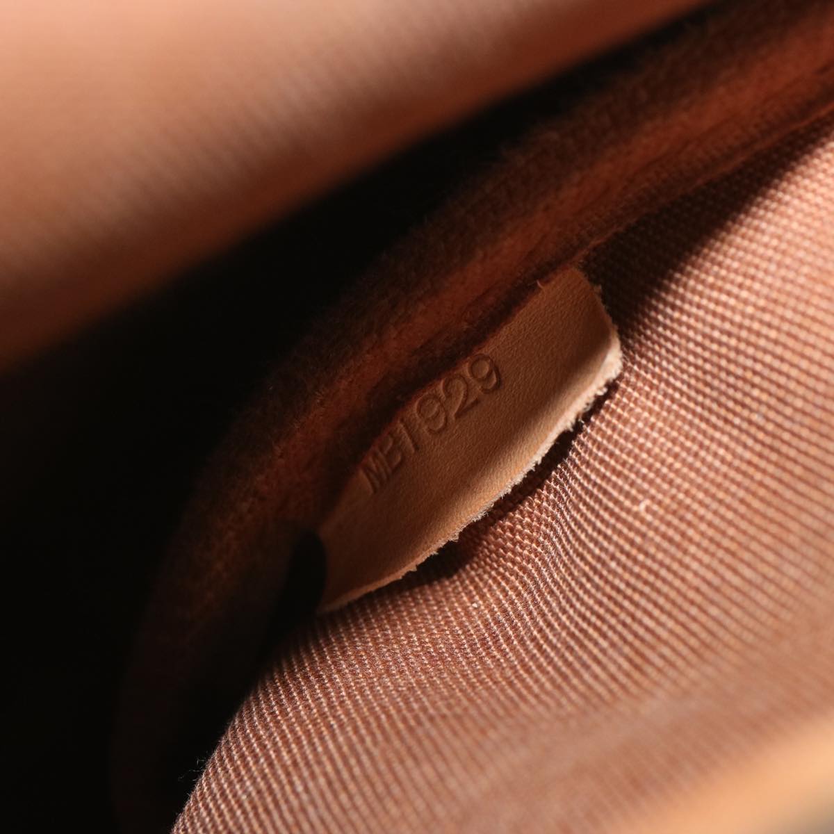 ar11479B-25 ar11479B-25