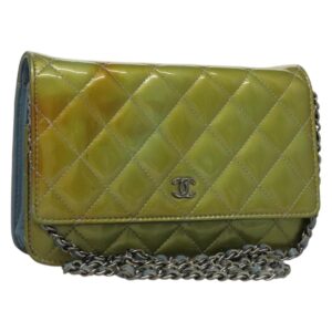 CHANEL Borsa a tracolla con catena matelassé in pelle smaltata verde CC Auth 135999 - Jerrillo